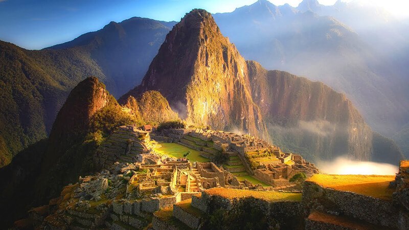 ista de Machu Picchu ao amanhecer com montanhas verdes - Mundo Jovem turismo e eventos